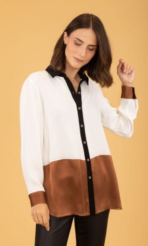 La modelo lleva una camisa tricolor satinada.