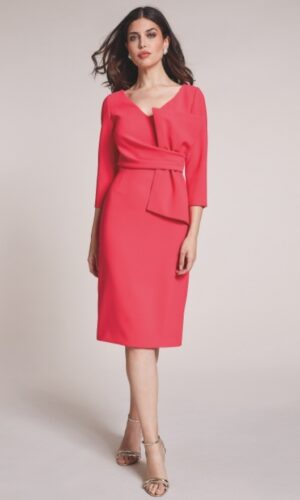 La modelo lleva un Vestido Fusia Crep con lazo en la cintura.
