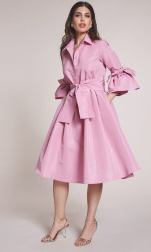 La modelo lleva un Vestido Rosa Tafetan con mangas con volantes.