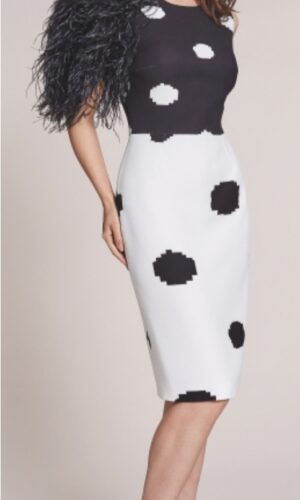 Una mujer que lleva un vestido de lunares inspirado en Vestido Manga Malabu.