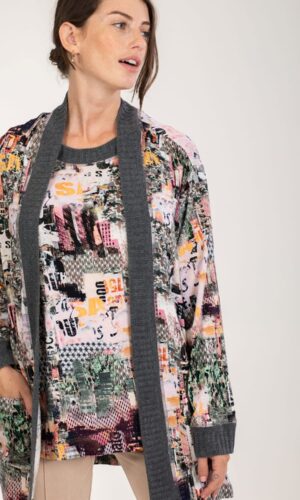 Una mujer con un cárdigan en punto de Twinset.