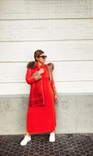 Una mujer que lleva un Chaquetón de la firma Donjaz en piel vuelta con mangas de pluma.