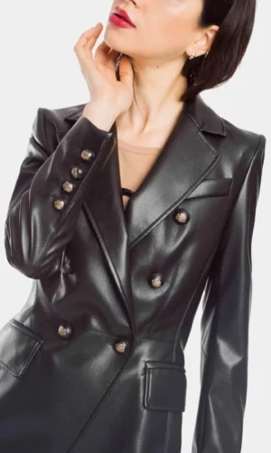 Una mujer que llevaba una chaqueta de ecopiel negra.