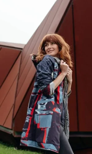 Una mujer posa frente a un edificio reversible de Gabardina.