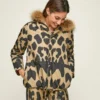 Una mujer con una chaqueta Parka Jaspe con estampado de leopardo.