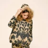 Una mujer con una parka Jaspe con estampado de leopardo.