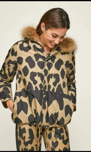 Una mujer con una chaqueta Parka Jaspe con estampado de leopardo.