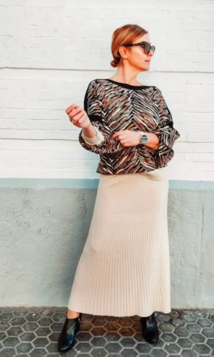 Una mujer que llevaba una falda con estampado de cebra Falda de Aldo Martins.