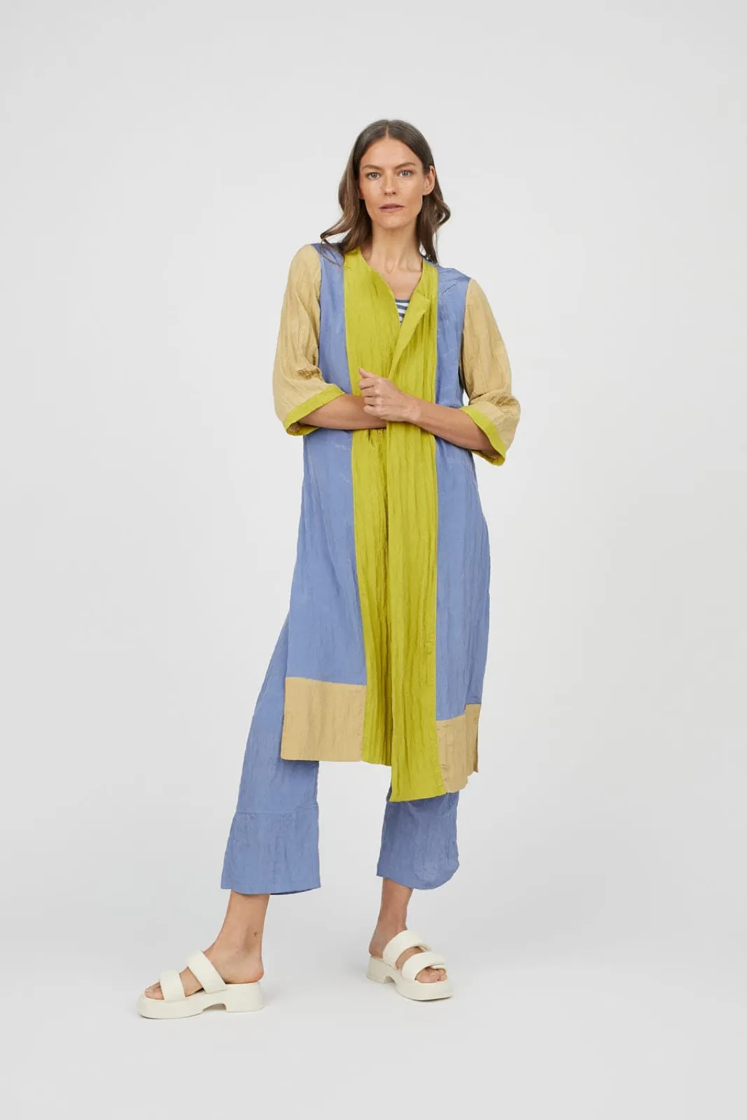 Una modelo luciendo un kimono Blusón de rayas azules y amarillas estilo Mercedes de Miguel.