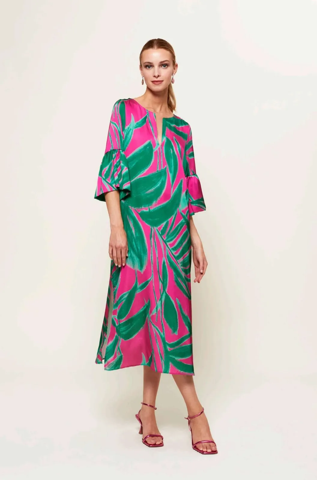 Descripción: Una mujer con un vestido tejido sedoso Luis Civit teñido de rosa y verde.